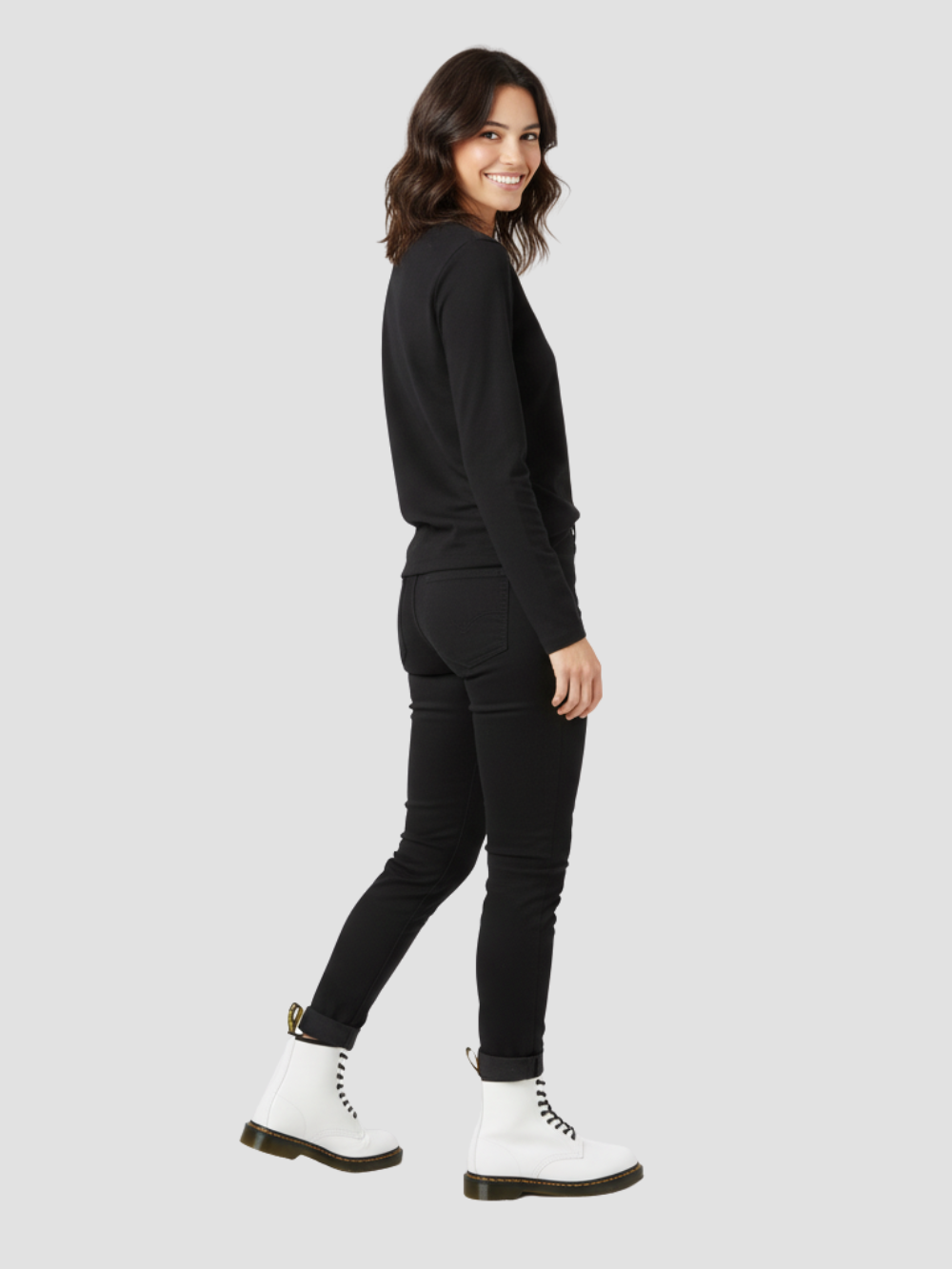 AVALORA | BOTAS DE COMBATE DE CUERO PARA MUJER – FUERZA URBANA Y ESTILO CONTEMPORÁNEO