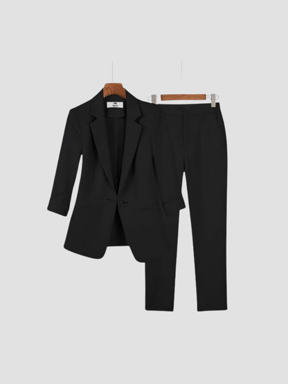 ALDARA | TRAJE DE MUJER | SOFISTICACIÓN Y ESTILO ATEMPORAL