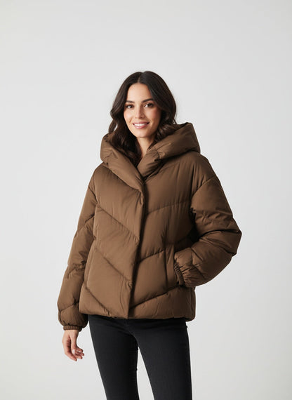 SELVYA | ABRIGO ACOLCHADO CORTO PARA MUJER – CALIDEZ CONTEMPORÁNEA Y DISEÑO FEMENINO