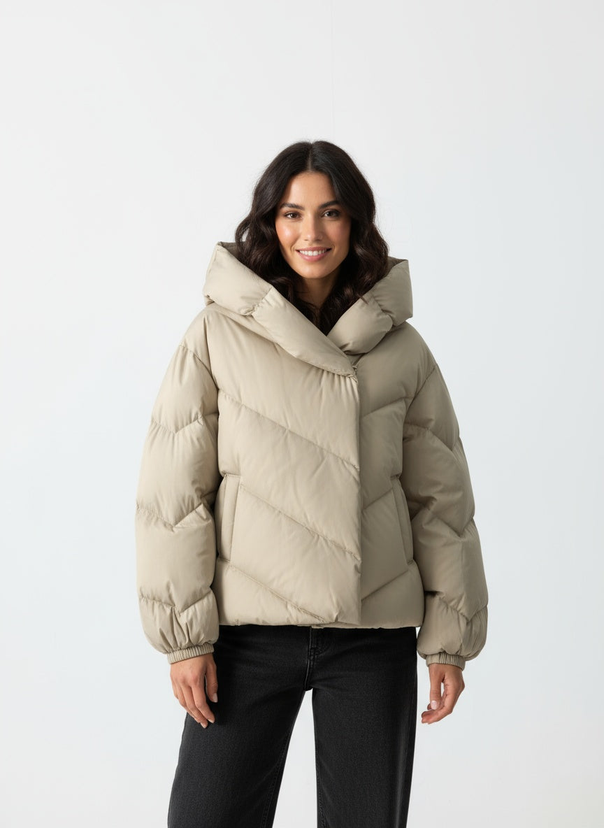 SELVYA | ABRIGO ACOLCHADO CORTO PARA MUJER – CALIDEZ CONTEMPORÁNEA Y DISEÑO FEMENINO