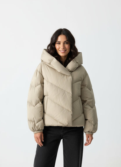 SELVYA | ABRIGO ACOLCHADO CORTO PARA MUJER – CALIDEZ CONTEMPORÁNEA Y DISEÑO FEMENINO