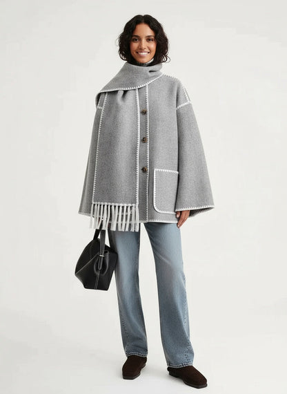 ÉMORINE | CAPE JACKET – SOFISTICACIÓN ATEMPORAL Y CALIDEZ CONTEMPORÁNEA