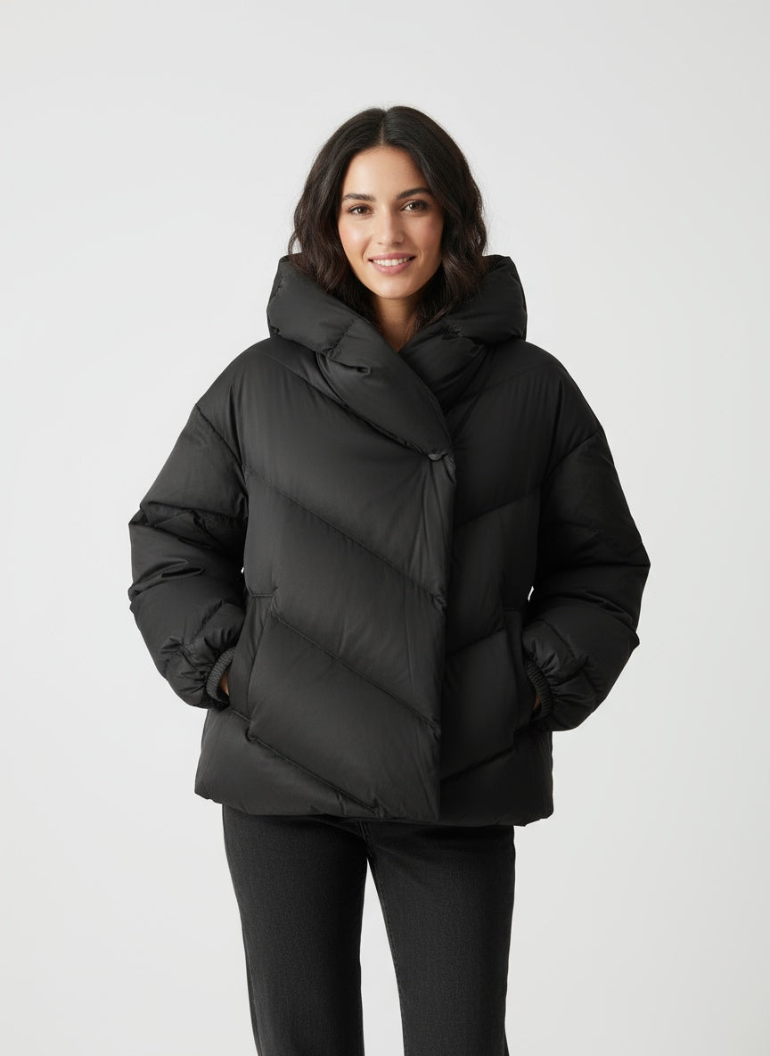 SELVYA | ABRIGO ACOLCHADO CORTO PARA MUJER – CALIDEZ CONTEMPORÁNEA Y DISEÑO FEMENINO