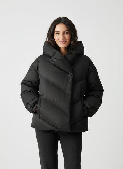 SELVYA | ABRIGO ACOLCHADO CORTO PARA MUJER – CALIDEZ CONTEMPORÁNEA Y DISEÑO FEMENINO