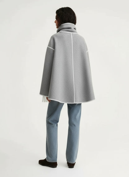 ÉMORINE | CAPE JACKET – SOFISTICACIÓN ATEMPORAL Y CALIDEZ CONTEMPORÁNEA