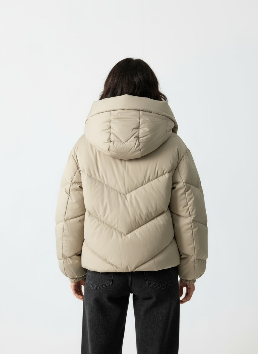 SELVYA | ABRIGO ACOLCHADO CORTO PARA MUJER – CALIDEZ CONTEMPORÁNEA Y DISEÑO FEMENINO