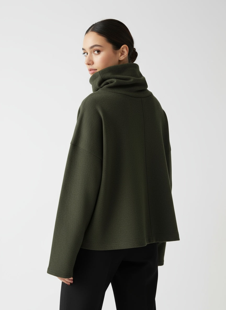 AMARIS | TOP DE CUELLO ALTO – ELEGANCIA CONTEMPORÁNEA Y CONFORT NATURAL