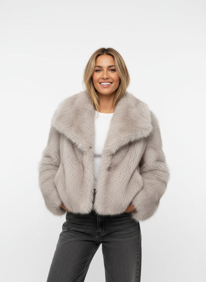 EVELINA | CHAQUETA DE PELUCHE – LUJO CONTEMPORÁNEO Y CALIDEZ SOFISTICADA