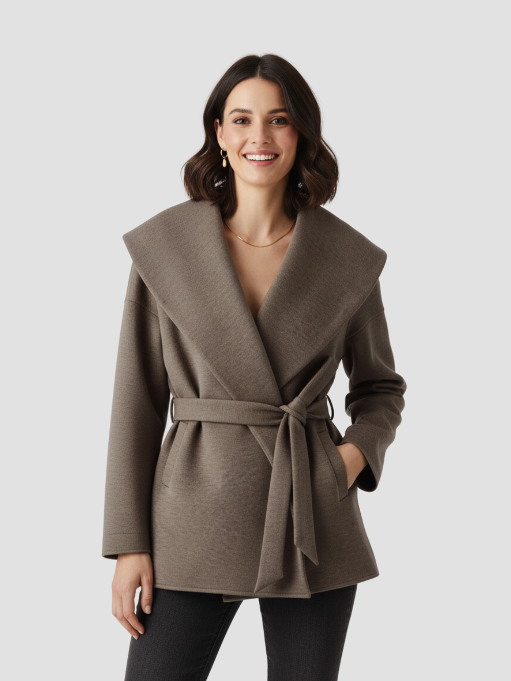 BELTRANA | CHAQUETA CON CINTURÓN Y CUELLO ENVOLVENTE – CALIDEZ SUTIL Y SOFISTICACIÓN NATURAL