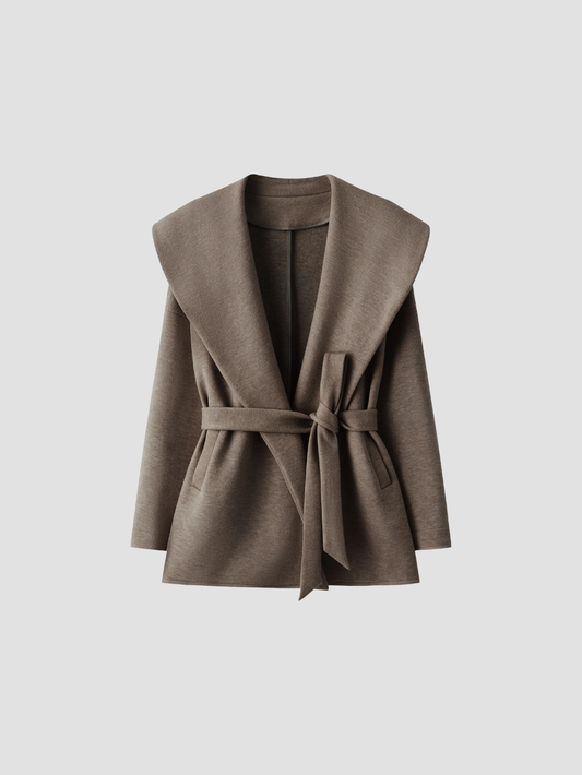 BELTRANA | CHAQUETA CON CINTURÓN Y CUELLO ENVOLVENTE – CALIDEZ SUTIL Y SOFISTICACIÓN NATURAL