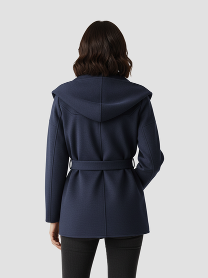 BELTRANA | CHAQUETA CON CINTURÓN Y CUELLO ENVOLVENTE – CALIDEZ SUTIL Y SOFISTICACIÓN NATURAL