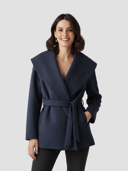 BELTRANA | CHAQUETA CON CINTURÓN Y CUELLO ENVOLVENTE – CALIDEZ SUTIL Y SOFISTICACIÓN NATURAL