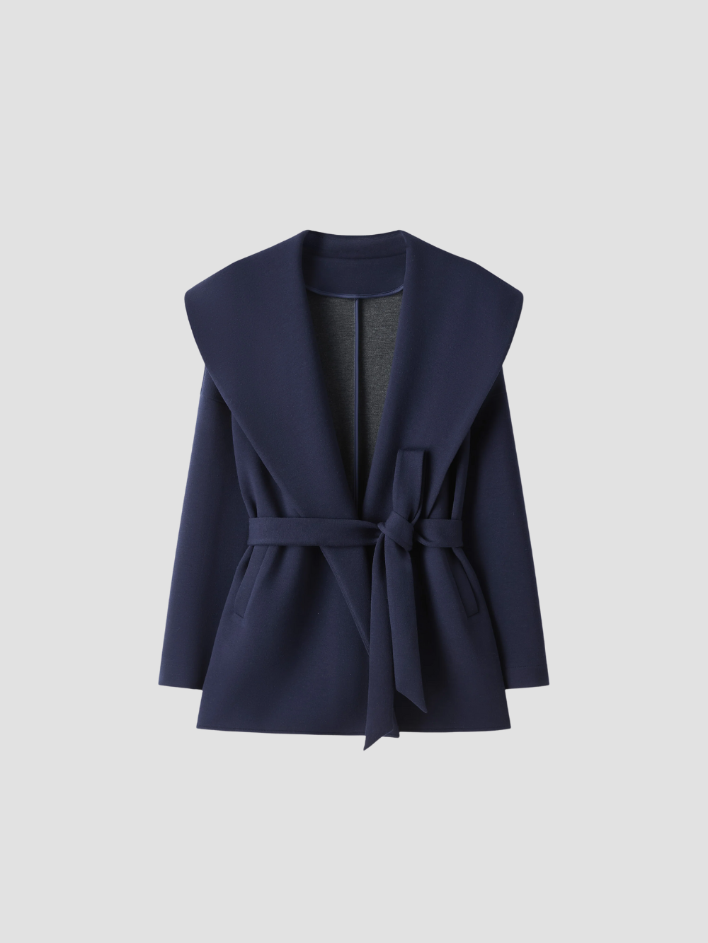 BELTRANA | CHAQUETA CON CINTURÓN Y CUELLO ENVOLVENTE – CALIDEZ SUTIL Y SOFISTICACIÓN NATURAL