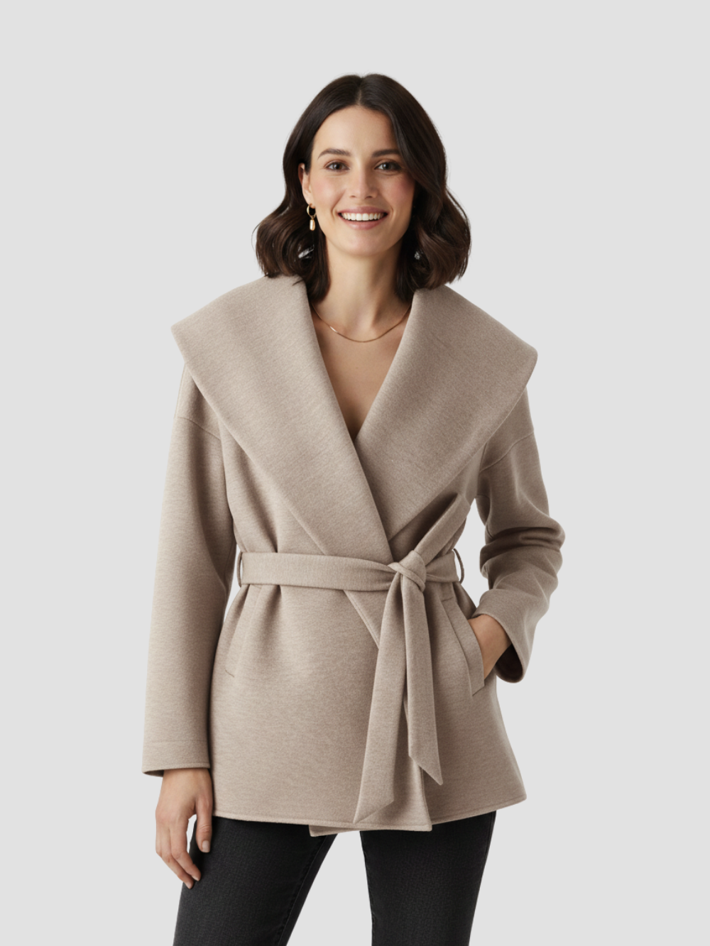 BELTRANA | CHAQUETA CON CINTURÓN Y CUELLO ENVOLVENTE – CALIDEZ SUTIL Y SOFISTICACIÓN NATURAL